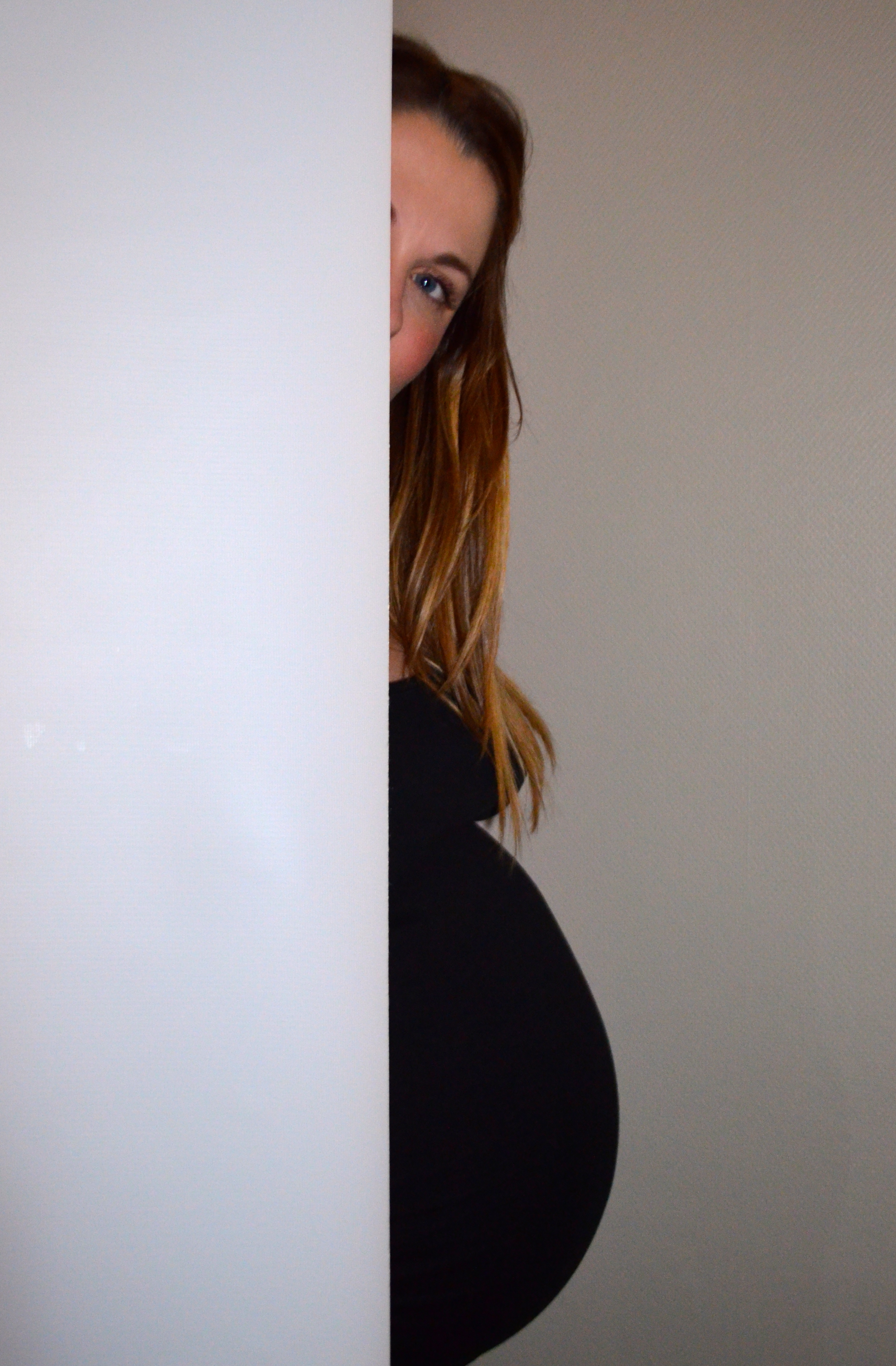 Pregnancy Photo Shoot - Peek A Boo