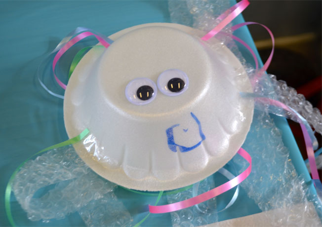making a jellyfish using bubble wrap